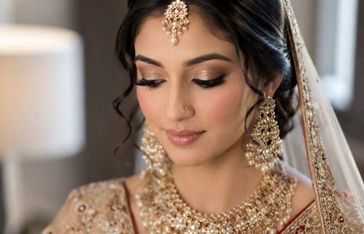 How Professional Makeup Improves Wedding Photography